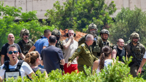 המשוחררים אנדרי קוזלוב, אלמוג מאיר ושלומי זיו מגיעים למרכז הרפואי שיבא ברמת גן