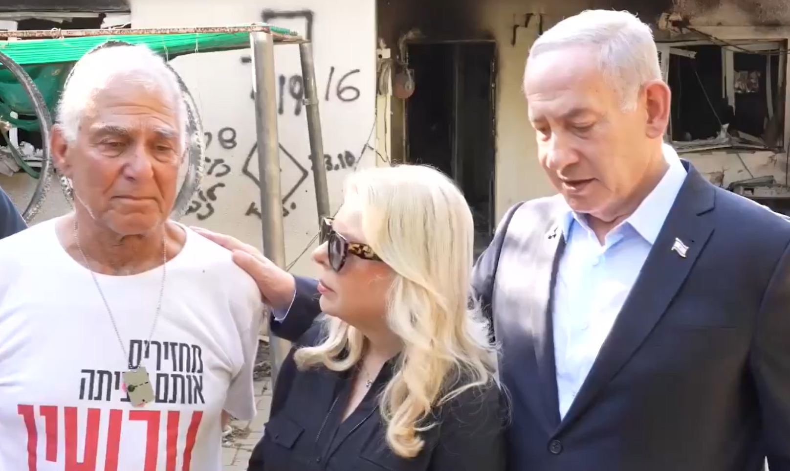 ראש הממשלה בנימין נתניהו עם רעייתו שרה נתניהו ושורד השבי גדי מוזס במהלך ביקור בקיבוץ ניר עוז, 3 ביולי 2025