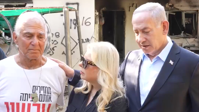 ראש הממשלה בנימין נתניהו עם רעייתו שרה נתניהו ושורד השבי גדי מוזס במהלך ביקור בקיבוץ ניר עוז, 3 ביולי 2025