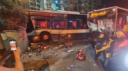 תאונת דרכים בת"א: 10 נפצעו, בהם אחד קשה
