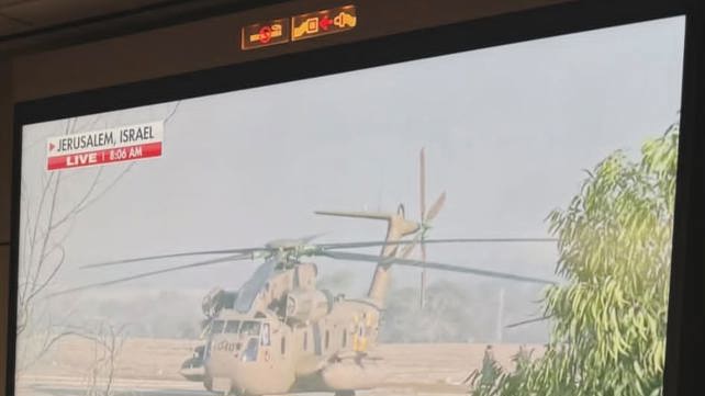 טראמפ צופה בשחרור החטופים ממטוס אייר פורס 1