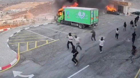 "לא מפחדים": מתנחלים הציתו מסגד בשומרון וריססו גרפיטי נגד אלוף הפיקוד