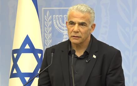 יאיר לפיד במסיבת עיתונאים עם עיתונאים זרים