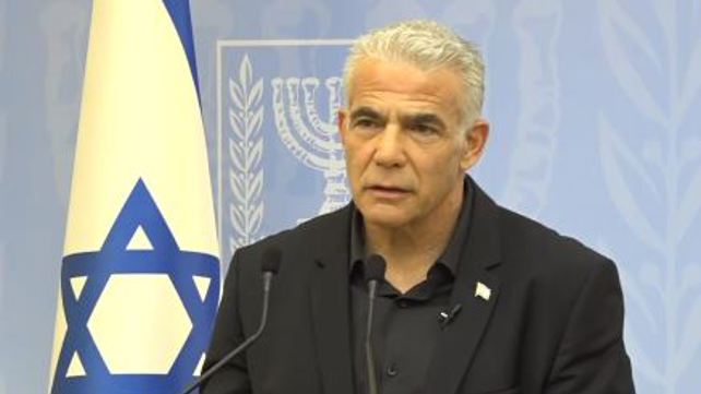 יאיר לפיד במסיבת עיתונאים עם עיתונאים זרים