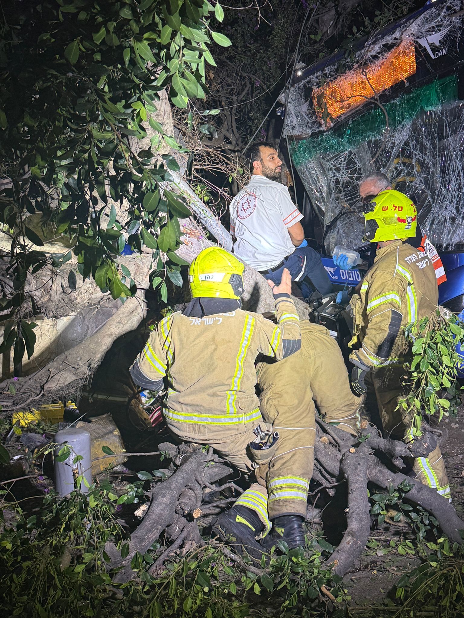 זירת תאונת התנגשות האוטובוס ברחוב דיזינגוף בתל אביב