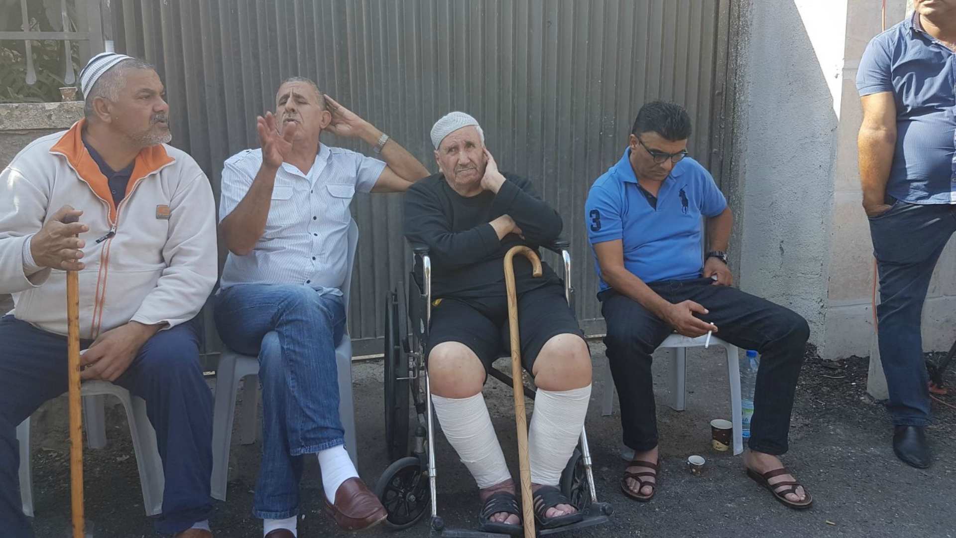 בני משפחת שמאסנה לאחר שפונו מהבית