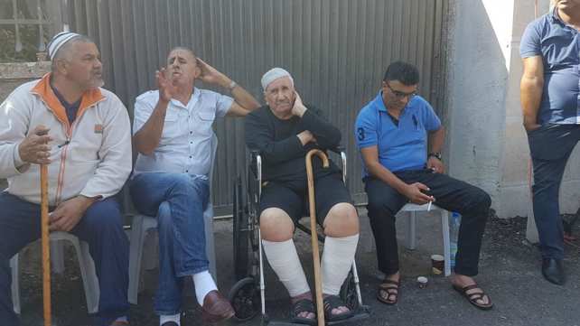 בני משפחת שמאסנה לאחר שפונו מהבית