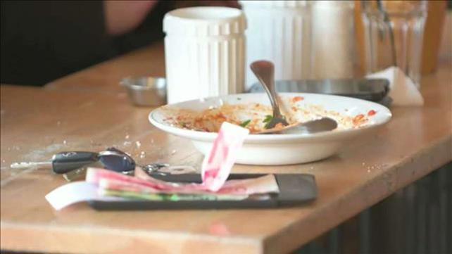 חוק הטיפים: הצעירים טוענים שכבר לא משתלם להיות מלצרים