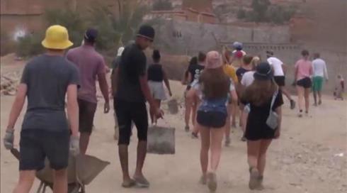 ברשת של השכן: תיירות בלגיות עוררו מהומה כשהסתובבו במרוקו עם מכנסונים