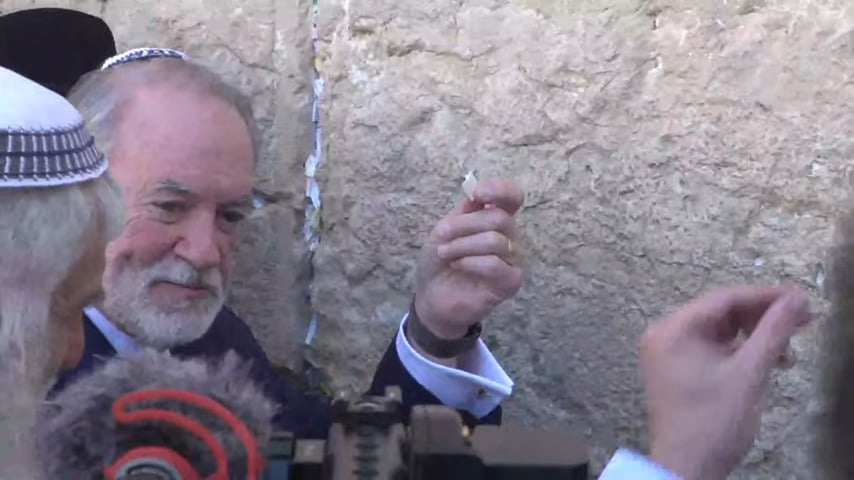 השגריר האקבי עם הפתק של טראמפ בכותל