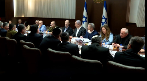 הפתקים שהכריעו גורלות: כך אושרה עסקת החטופים בממשלה