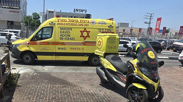 רכבי מד"א בזירת הרצח בראשון לציון