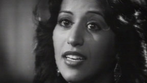 עפרה חזה. 1978