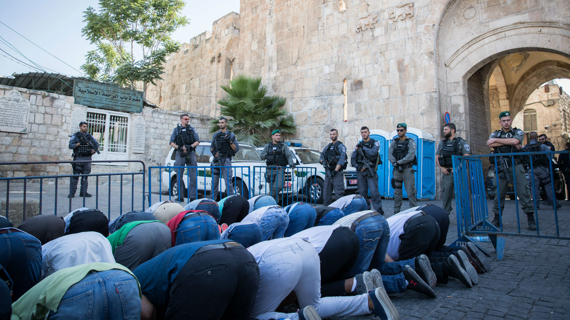 שוטרים מאבטחים את מתחם הר הבית (צילום: יונתן זינדל