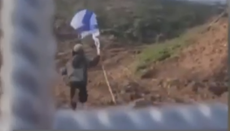 שני ילדים חוצים את הגדר