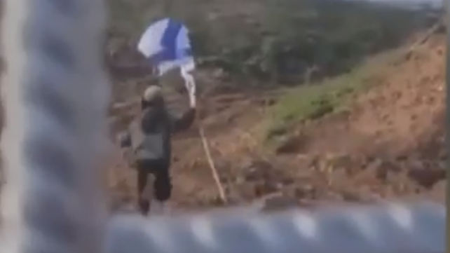 שני ילדים חוצים את הגדר