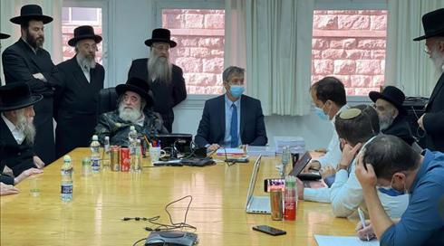 השר הנדל בפגישה נדירה עם רבנים בכירים: "זה לא נגדכם"