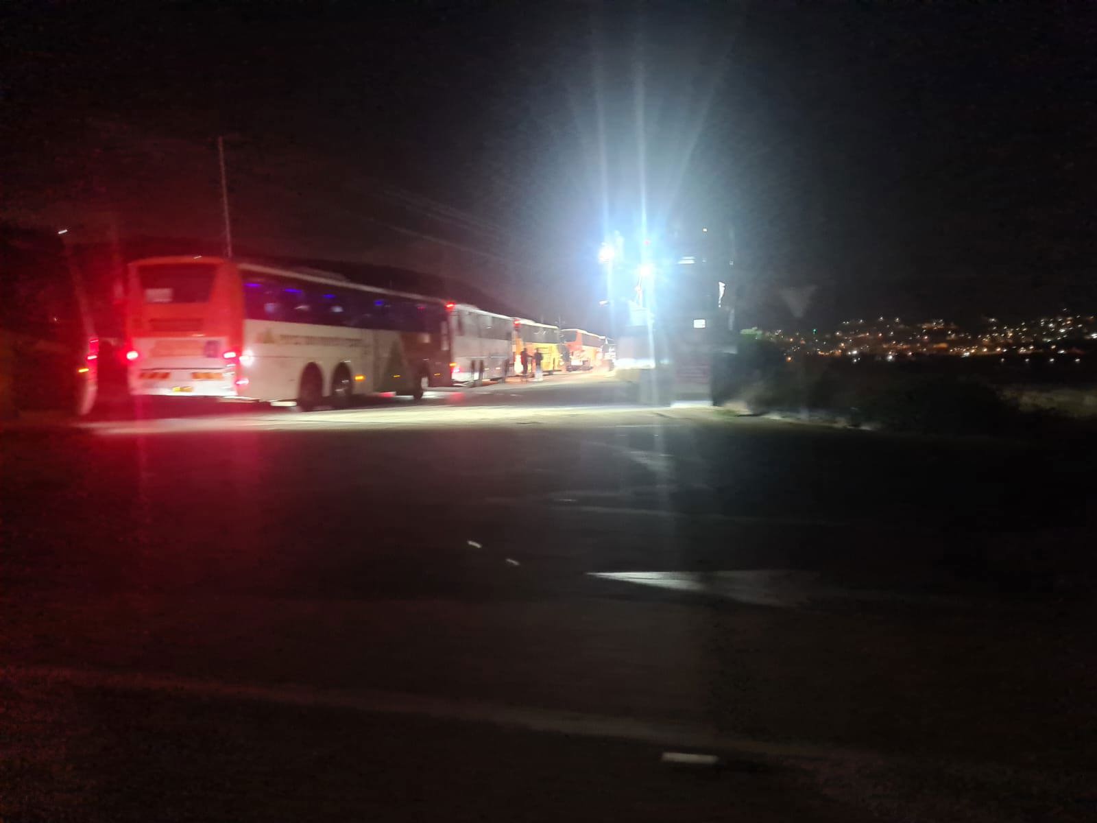 שיירת אוטובוסים עמוסי מתפללים יהודים נכנסים קבר יוסף תחת אבטחה כבדה