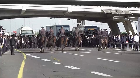 עימותים אלימים בכבישים, מפגין נפצע קשה מדריסה: הכאוס בהפגנות החרדים