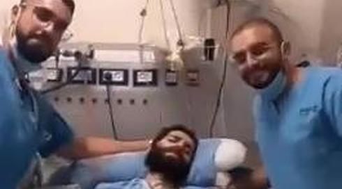 אחים בבית החולים קפלן הצטלמו עם אסיר חמאס