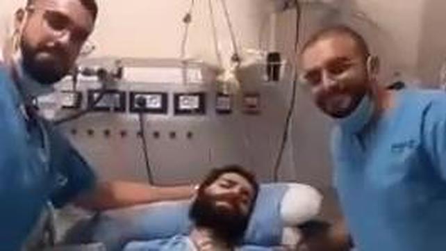 שני אחים מצטלמים עם פעיל חמאס