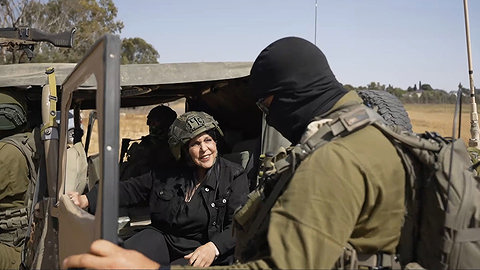 רוח קרב: כרמלה מנשה עם המילואימניקים בגבול עזה