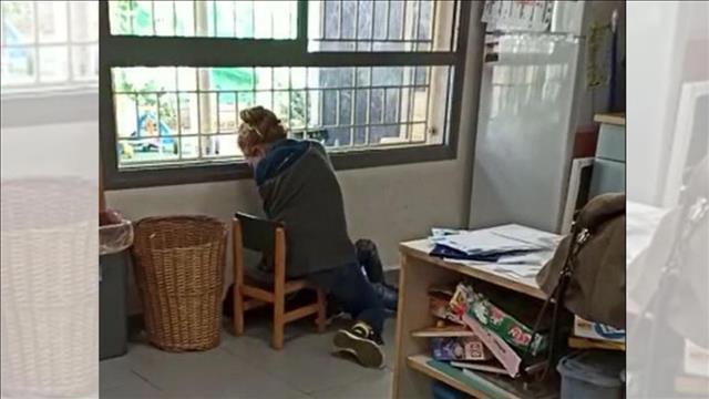 תיעוד ממצלמות אבטחה של הגננת נוקטת באלימות כלפי ילדי מבקשי מקלט ומהגרי עבודה מאפריקה, 26.01.20 (תאירך פרסום)