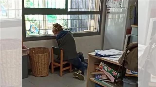 תיעוד ממצלמות אבטחה של הגננת נוקטת באלימות כלפי ילדי מבקשי מקלט ומהגרי עבודה מאפריקה, 26.01.20 (תאירך פרסום)