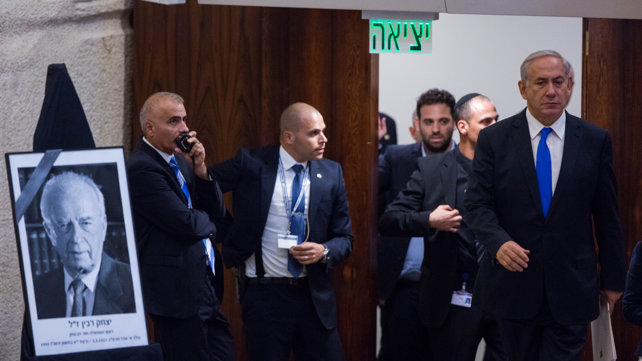 נתניהו לצד תמונתו של רבין בכנסת, במלאת 20 שנה לרצח