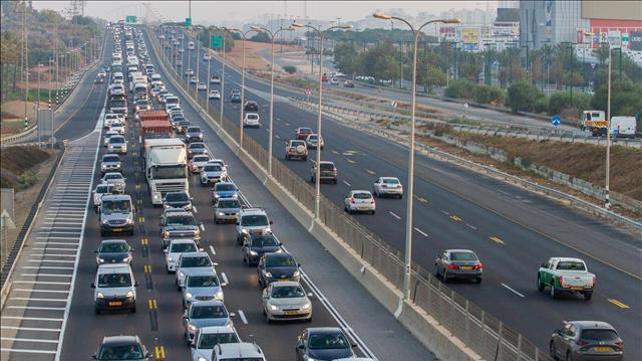 נתיב פלוס לצד נתיב רגיל בכביש 2 סמוך לנתניה, 22.10.19