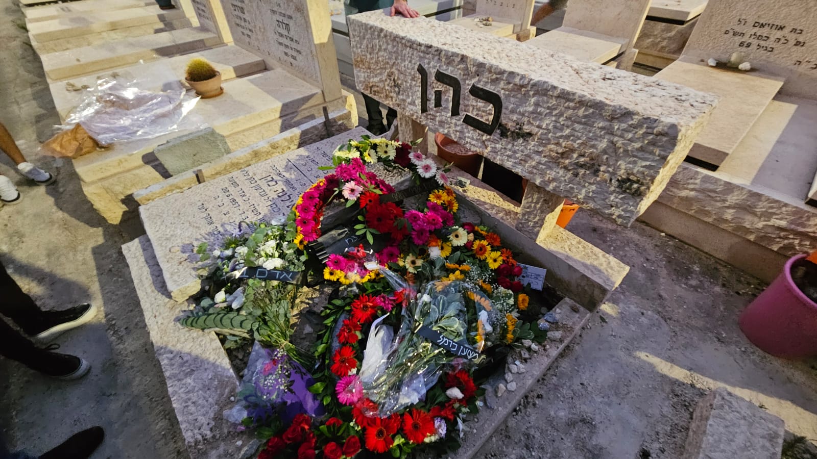 קברו של הזמר אדם בבית העלמין שדה יהושע, הערב