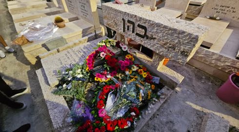 לצלילי השיר "אחרי שאמות": הזמר אדם הובא למנוחות בחיפה