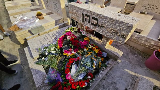 קברו של הזמר אדם בבית העלמין שדה יהושע, הערב