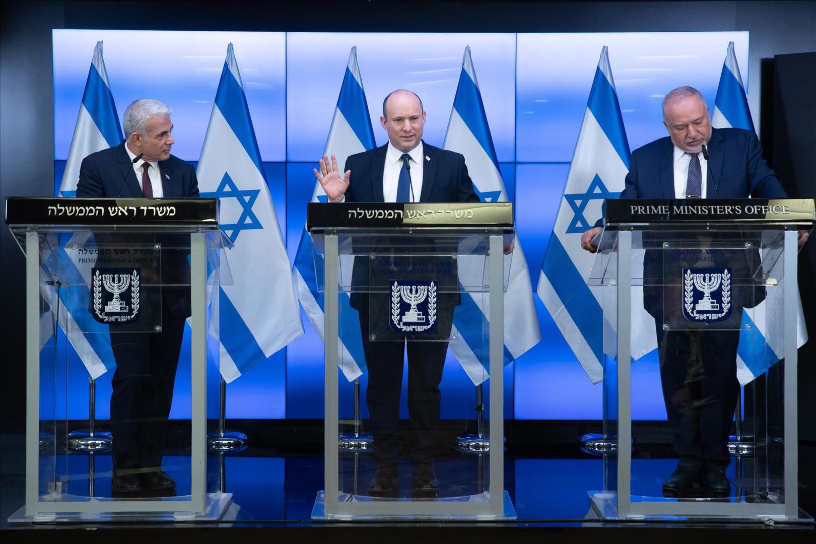 אביגדור ליברמן נפתלי בנט ויאיר לפיד במסיבת עיתונאים בנוב' 2021