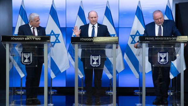 אביגדור ליברמן נפתלי בנט ויאיר לפיד במסיבת עיתונאים בנוב' 2021