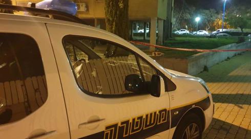 חשד לניסיון רצח ביבנה: אישה נפצעה אנוש, הגבר נמצא תלוי