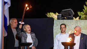 פרטוק (משמאל) משיא משואה אמש בטקס