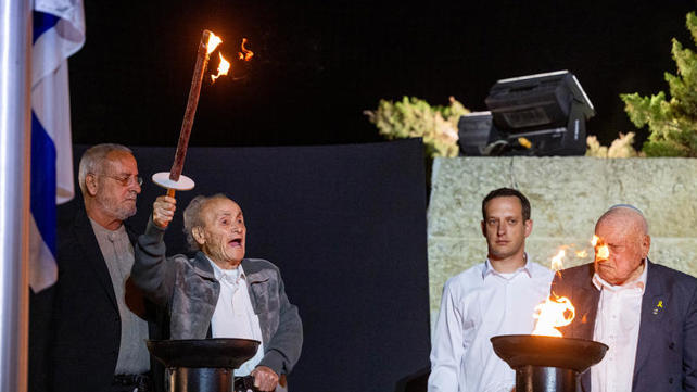 פרטוק (משמאל) משיא משואה אמש בטקס