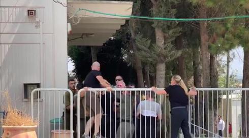 שנת מאסר לסייען הפיגוע בברקן, מהומה התפתחה מחוץ לאולם