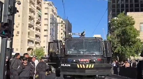 נגד מעצר העריקים: חרדים קיצוניים חוסמים את הרכבת הקלה בירושלים