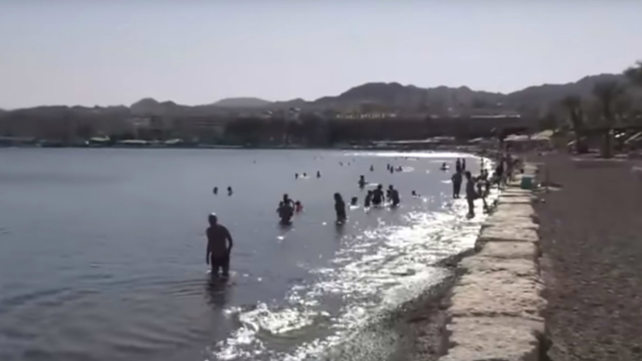 מתרחצים בחוף אילת
