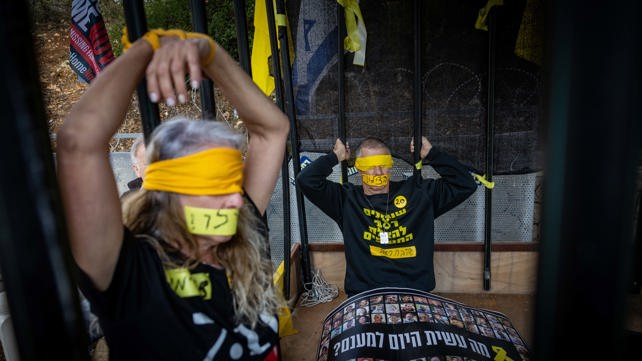 מיצג בהפגנה לשחרור חטופים