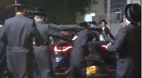 שוטרים פשטו על בניין מגורים בבני ברק