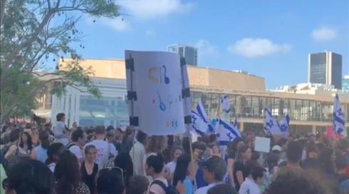 מאות הפגינו נגד גירוש עובדות זרות וילדיהן לפיליפינים