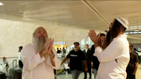 למרות ביטולי הטיסות: המתפללים שלא מוותרים על תפילה באומן