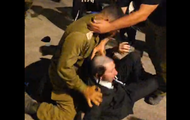  עימותים אלימים בהפגנת חרדים מחוץ לכלא 10