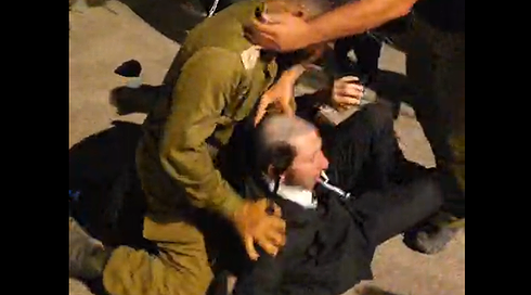  עימותים אלימים בהפגנת חרדים מחוץ לכלא 10