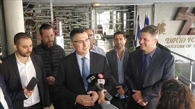 גדעון סער הגיש את מועמדותו לראשות הליכוד
