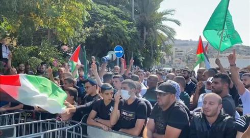 מאות הפגינו באום אל פחם נגד המשטרה: "צאו מהעיר"