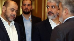 משעל (שני מימין) ואל חיה (שמאלי), בפגישה בקטר